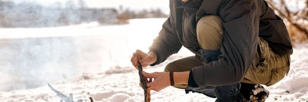 Rozpalanie ognia w terenie: przydatne wskazówki